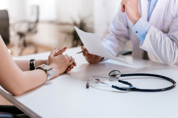 A photo showing a doctor and a woman patient.